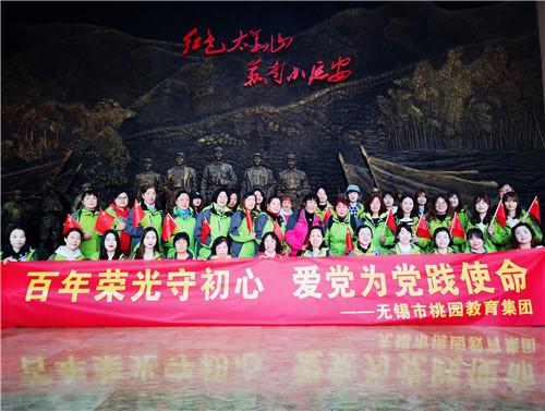 55岁伊能静“唐装”出镜，被指像艺伎备受争议，嘴角耷拉妆容显老